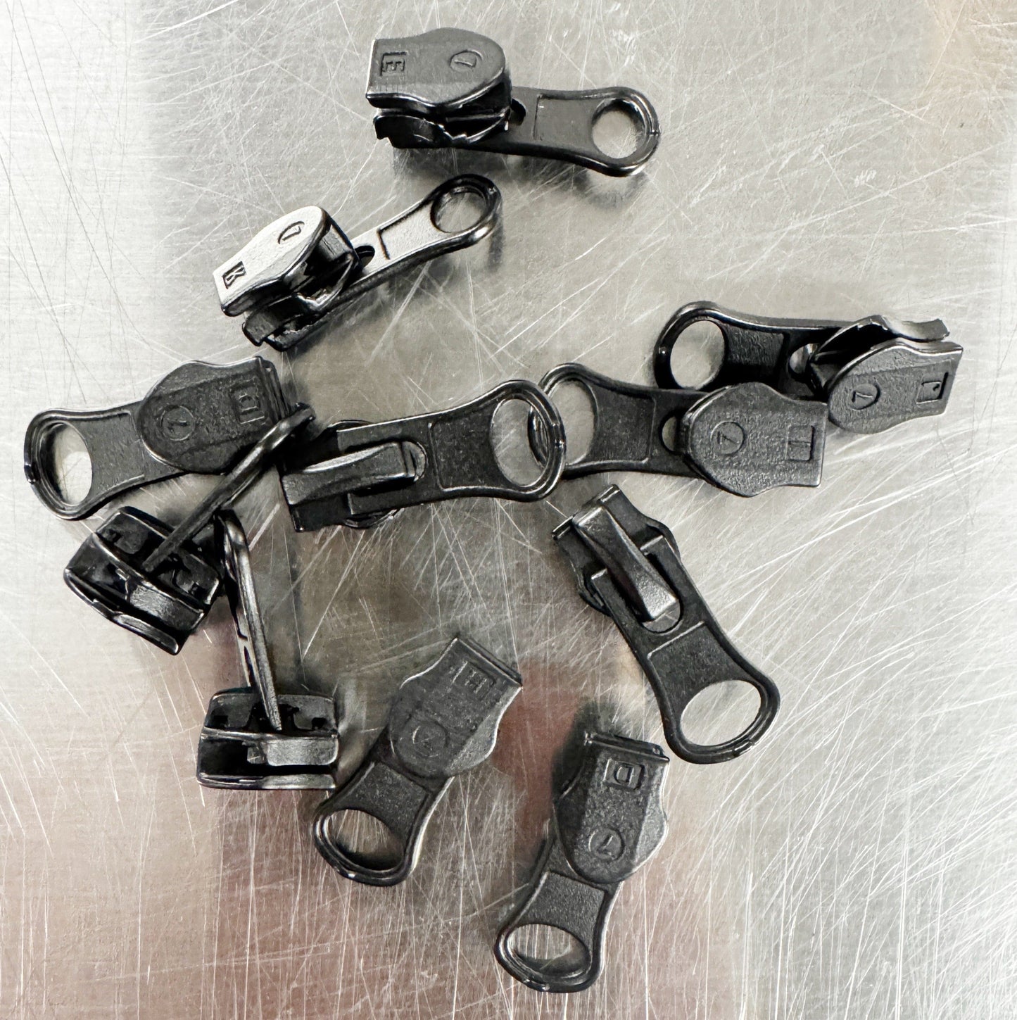 Black zipper pulls, product ID 095C6D75