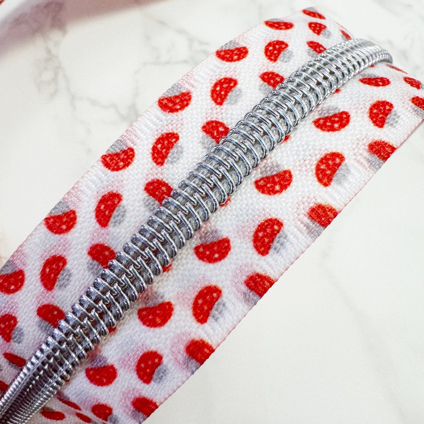 Zipper detail with red pattern (8BBDF75E-958A)