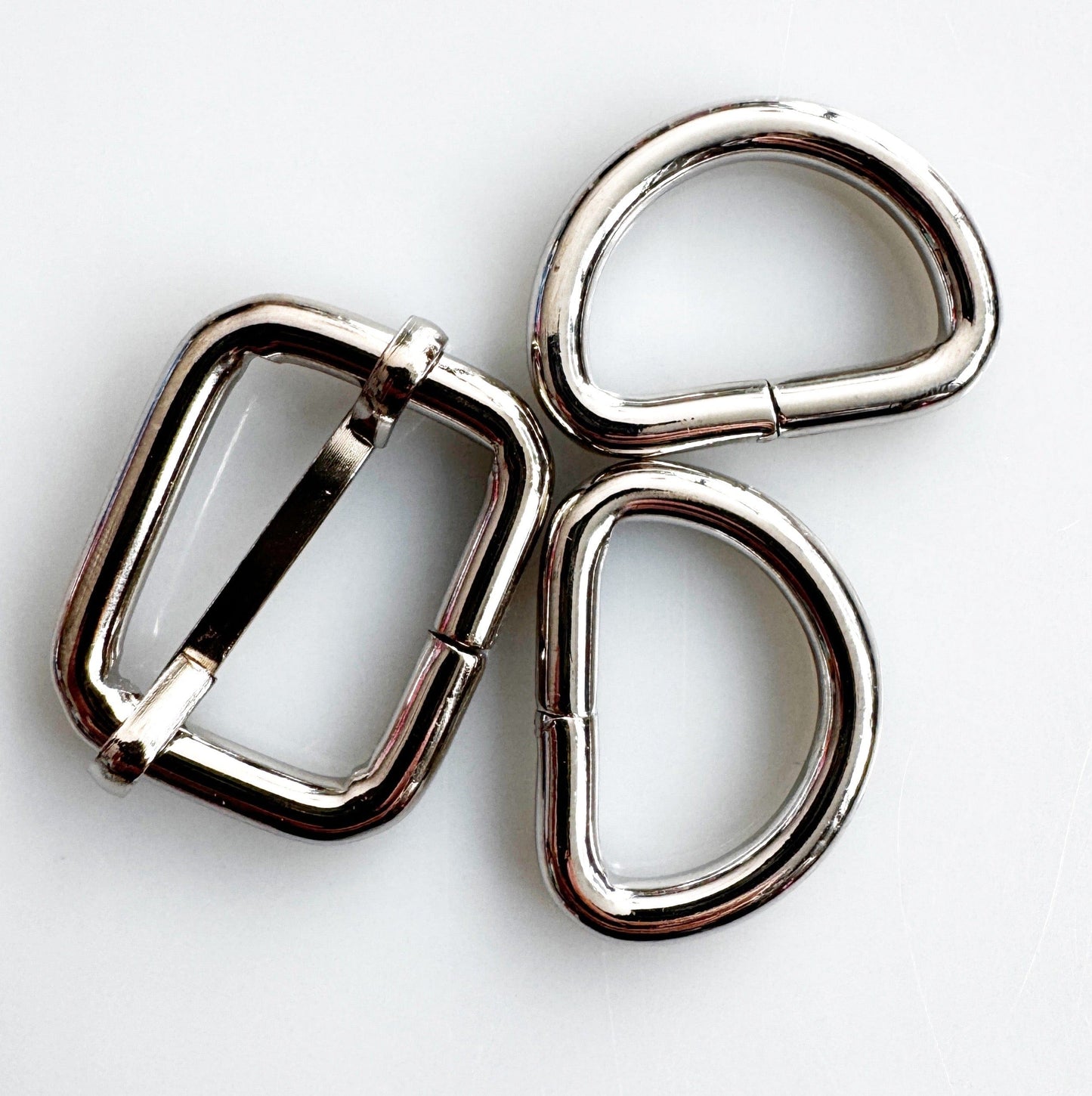 Metal buckles and D-rings (E18A64F4-AAF7)