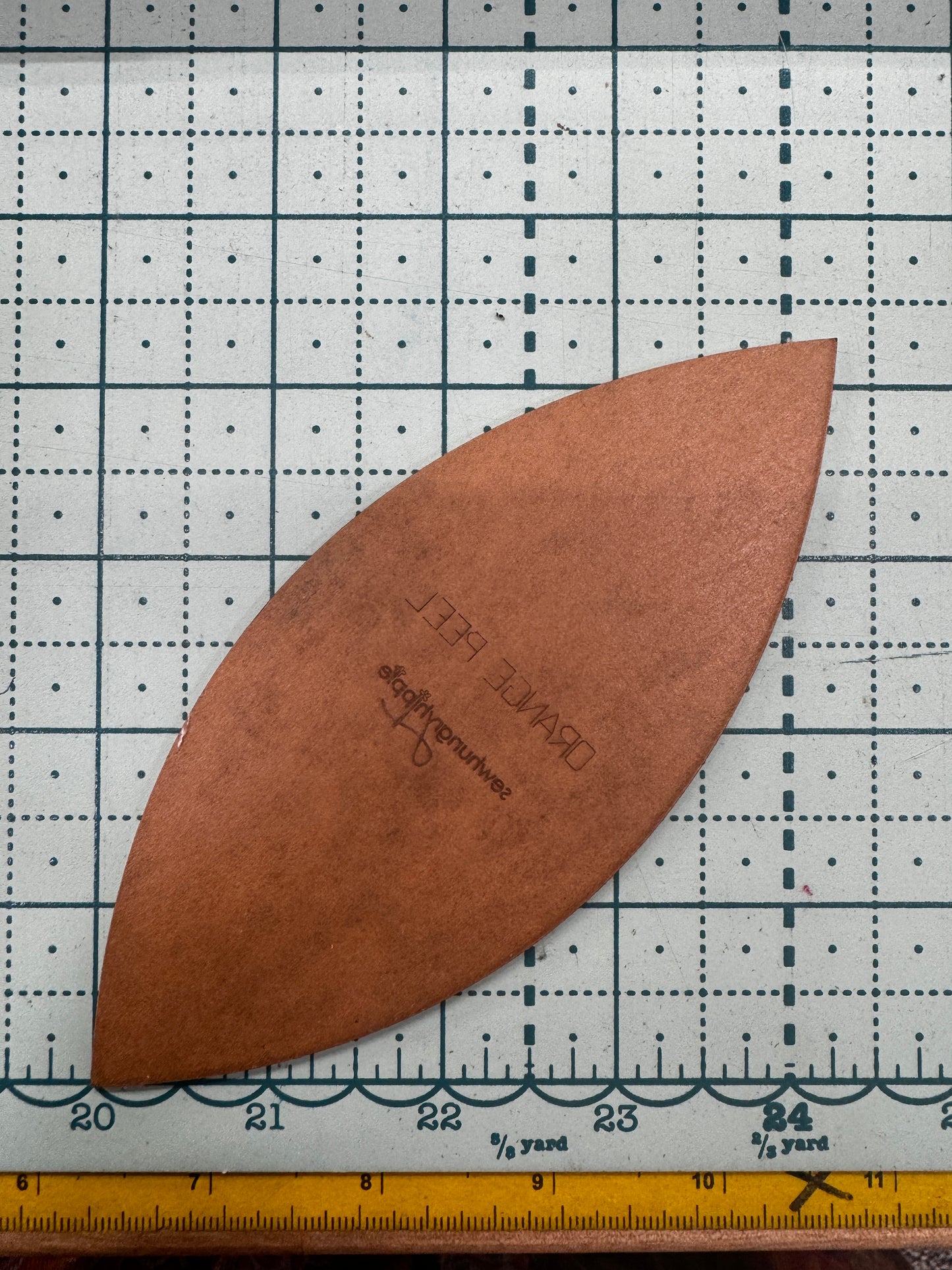 Leather craft leaf-shaped pattern on a grid, E1C6626F