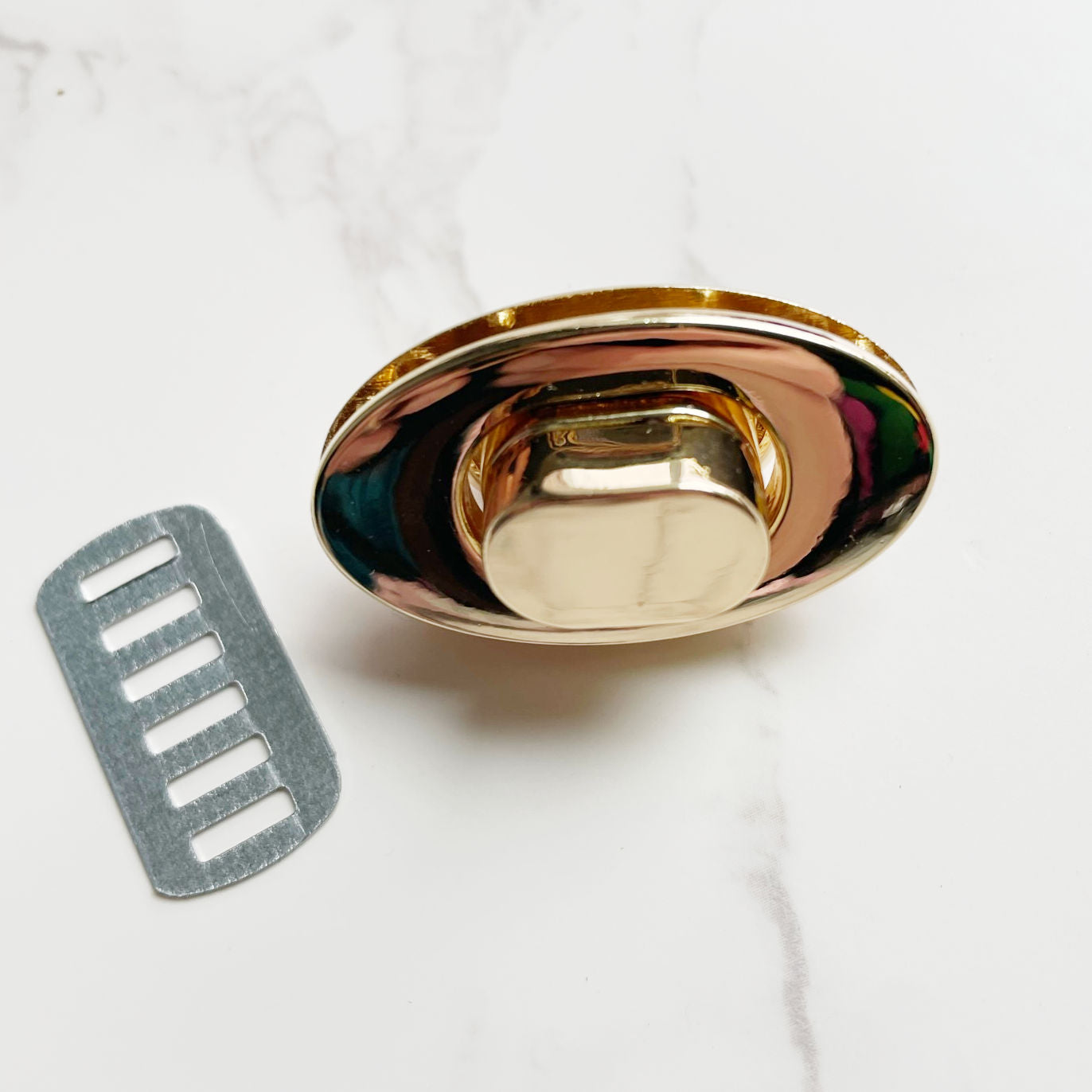 Oval Turn Lock Twist Lock gold color