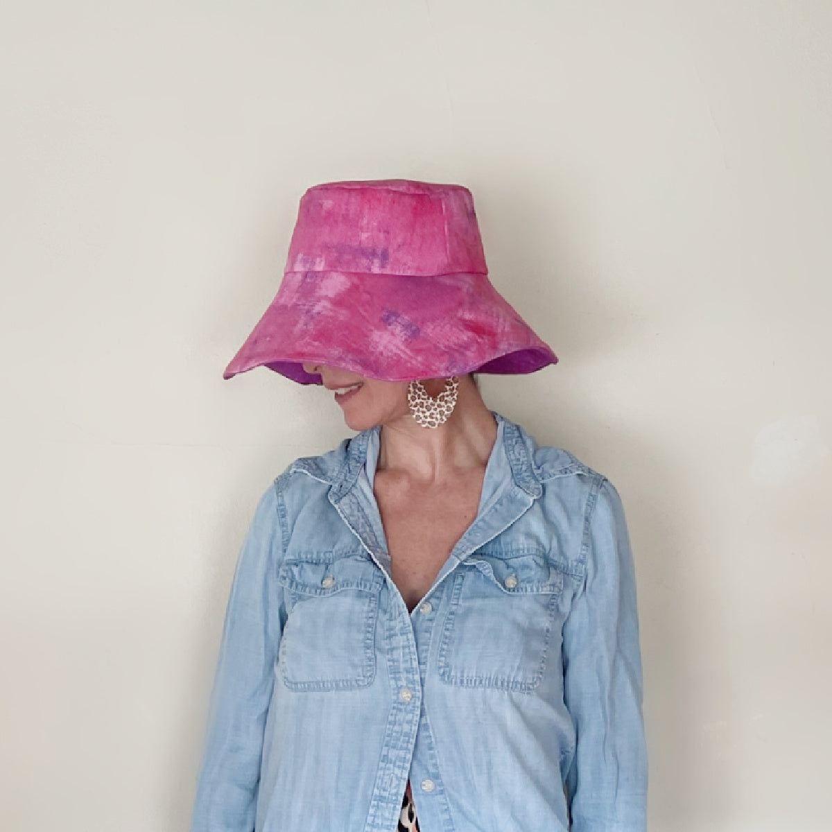 Woman wearing a pink tie-dye bucket hat