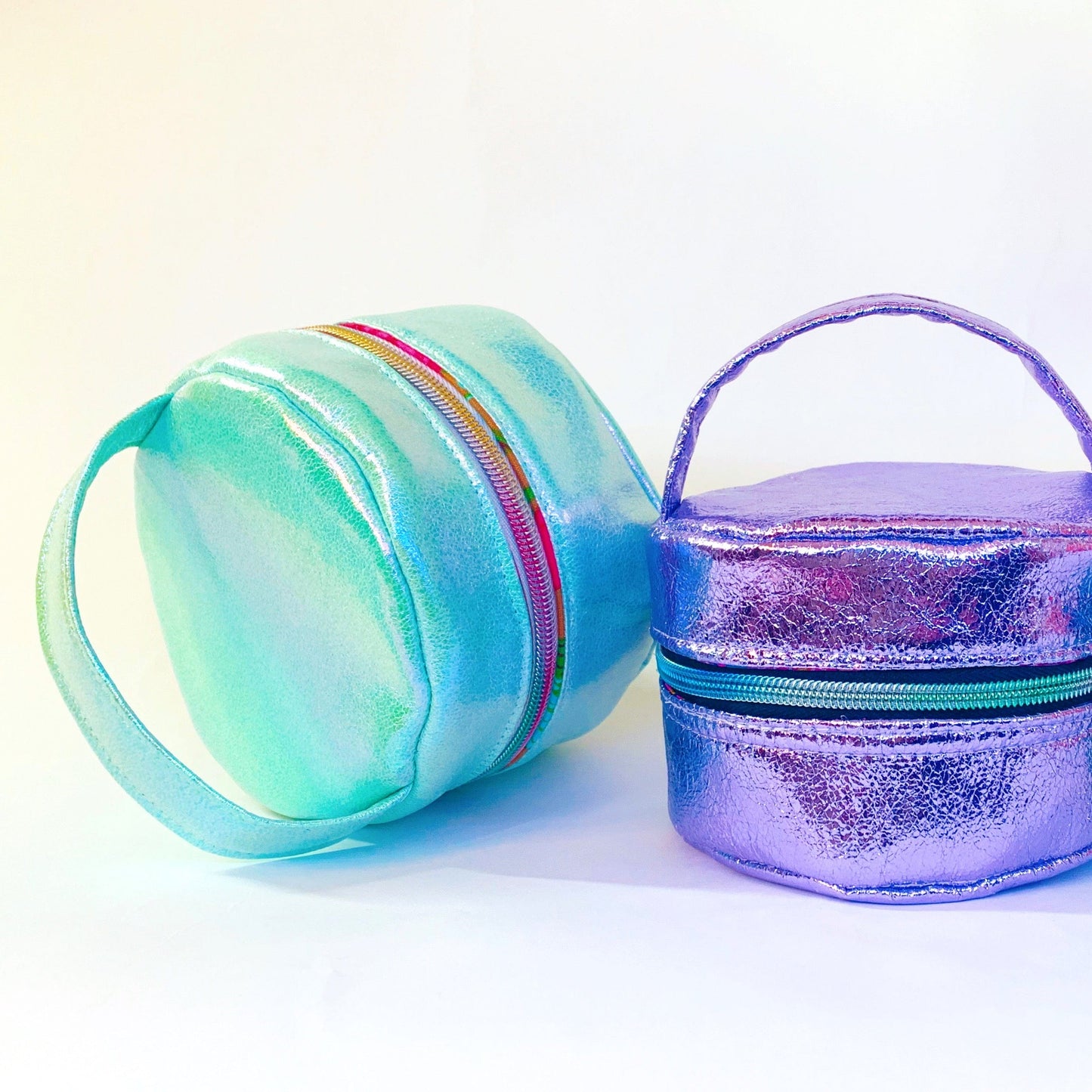 Iridescent cosmetic bags (510D5A42-15C5)