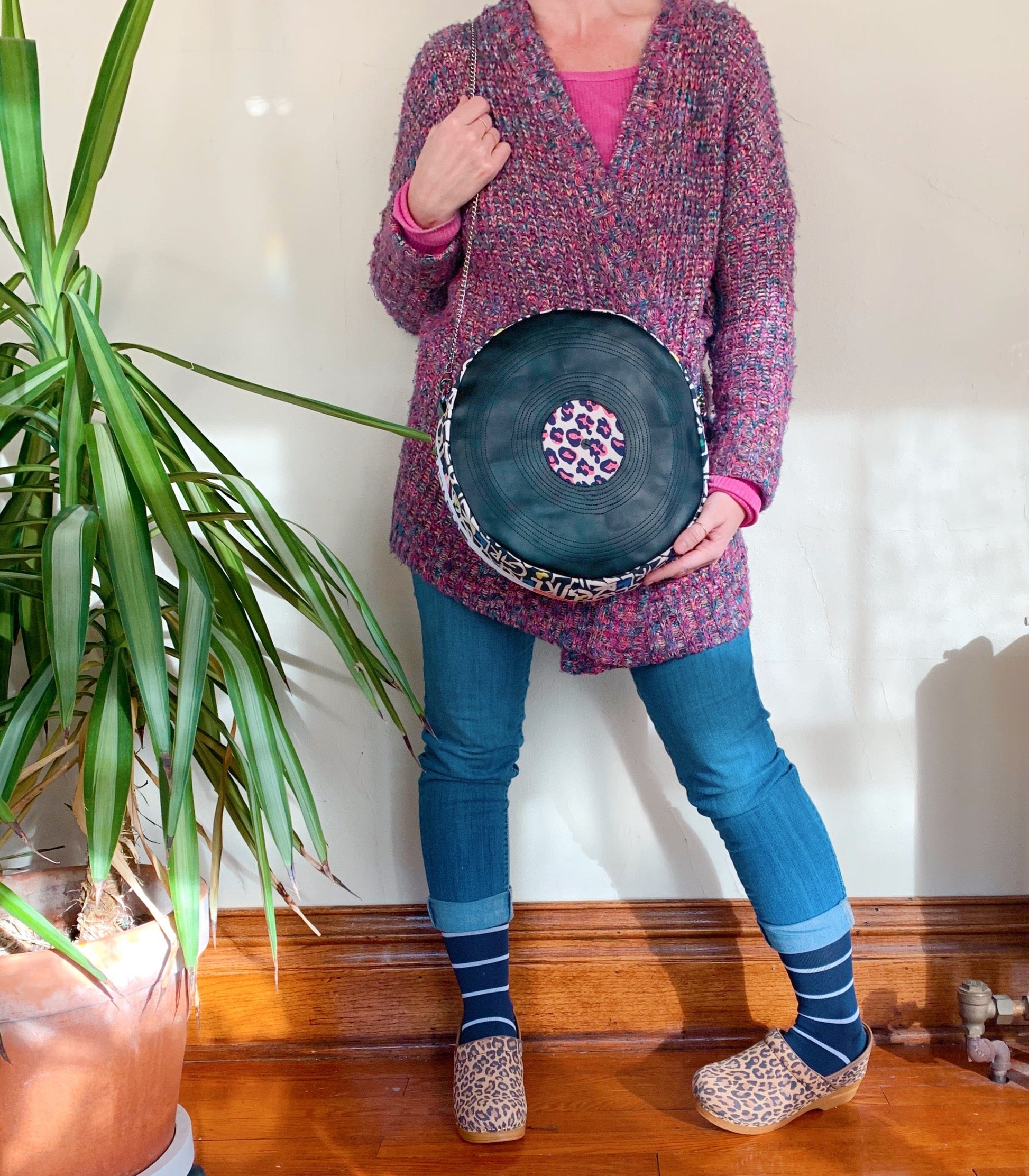 Woman wearing jeans, carrying a round handbag (ACS_0847)