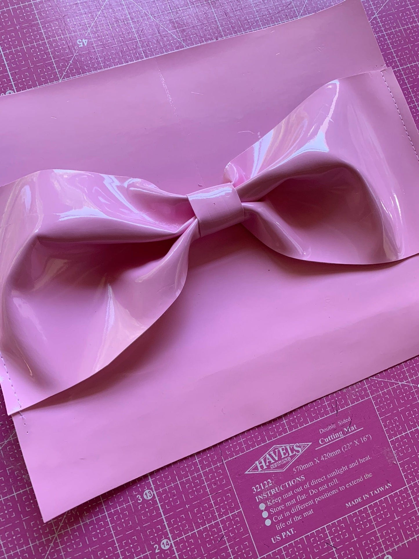 Pink bow on pink paper.