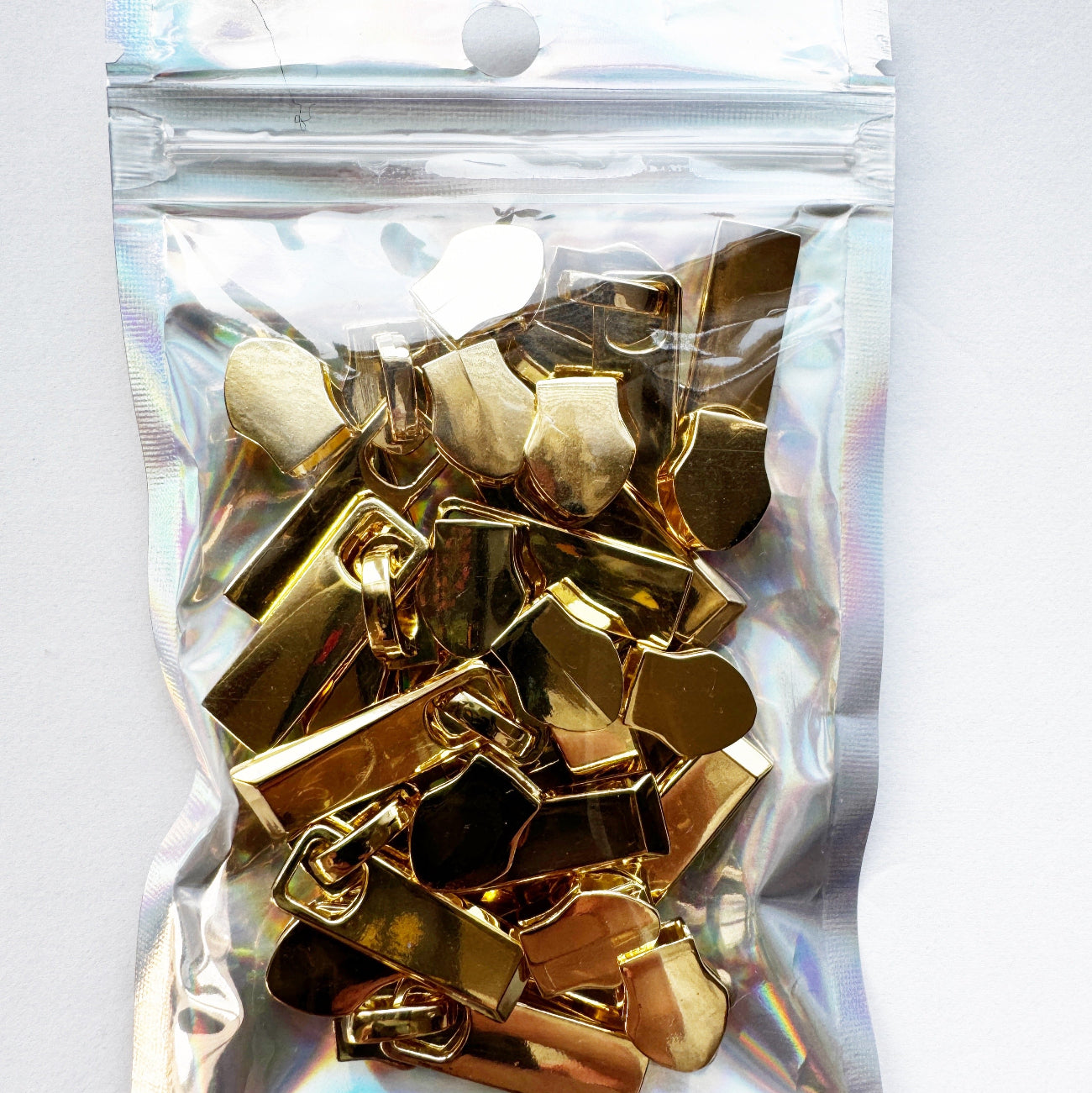 20-pack flat edge gold zipper pulls for #5 zipper tape, ideal for handbags, totes, wallets, and sewing projects.