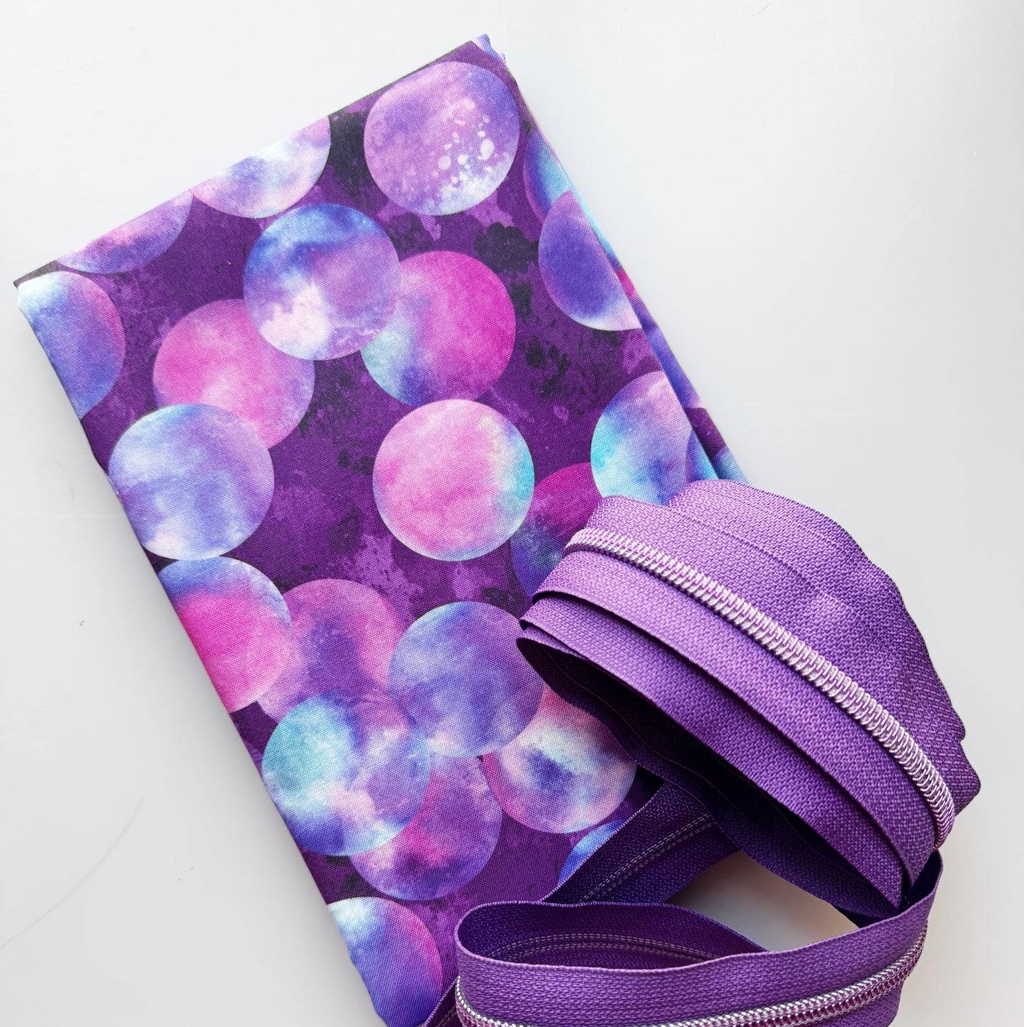 Purple Bubble Fabric & Zipper Bundle – 1 Yard + 3 Yards Zipper