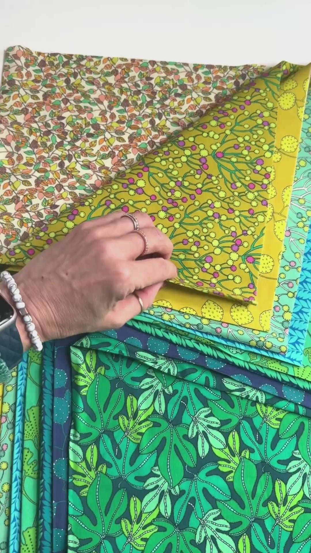 A video of Sally Kelly 9-Yard Bundle Quilting Cotton