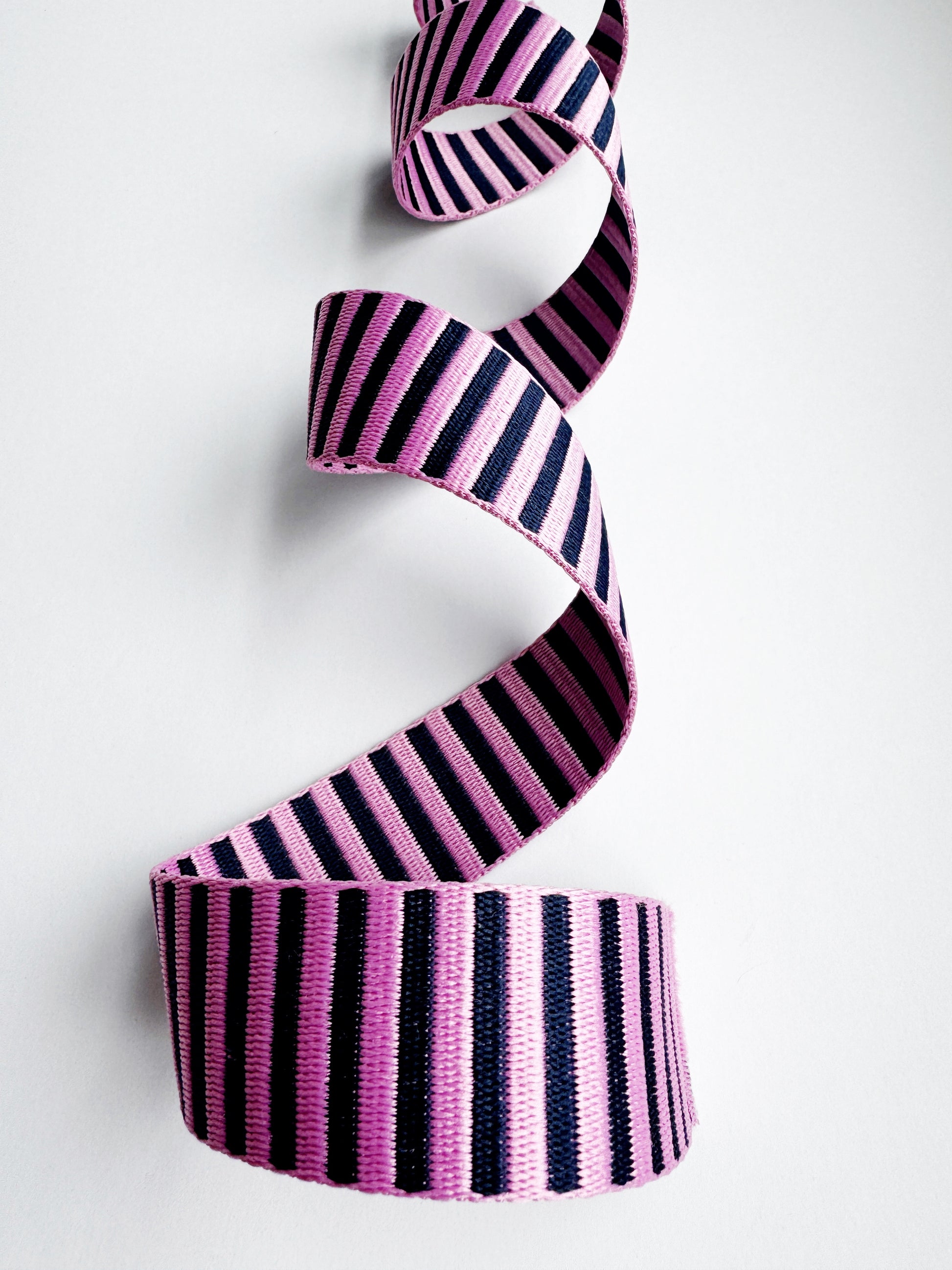 Striped strapping withpurple pattern on a white background